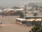 Força da chuva arrasta ônibus em Sangão (VÍDEO)
