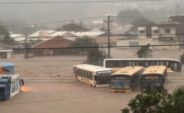 Força da chuva arrasta ônibus em Sangão (VÍDEO)