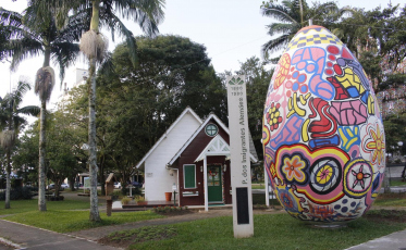 Forquilhinha ganha ovo de seis metros na decoração de Páscoa