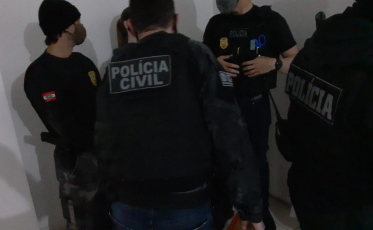 Polícia deflagra operação de combate ao tráfico em Laguna