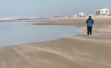 Sol, céu azul e bastante vento nordeste