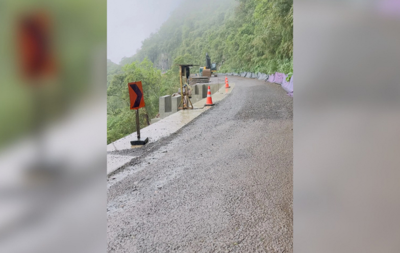 Serra do Faxinal: chuva atrasa etapas da obra e mantém trânsito em horários restritos