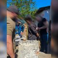 Dupla é presa por roubo com faca em Criciúma; moto furtada é recuperada