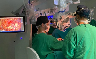 Neurocirurgia de tumor cerebral é realizada com equipamento de ponta, único em Santa Catarina