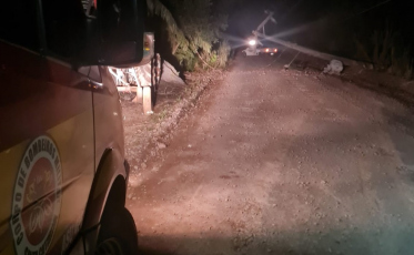Motorista bate em poste, foge e deixa moradores sem energia em Turvo