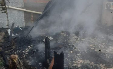 Pousada fica destruída após incêndio em Passo de Torres