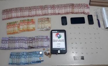 Polícia prende mãe e filha por tráfico de drogas