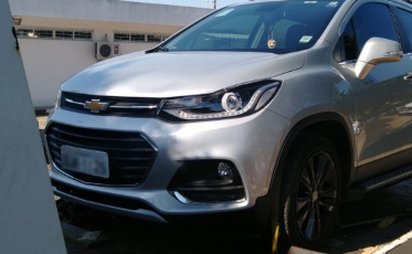 Veículo roubado é recuperado no São Francisco e suspeitos presos