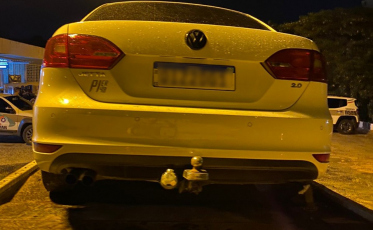 Família é feita de refém e carro é levado por bandidos no Wosocris