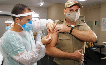 Policiais militares começam a receber vacina