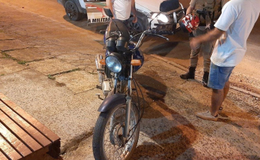 Populares amarram ladrão que tentou roubar entregador de lanches em Nova Veneza