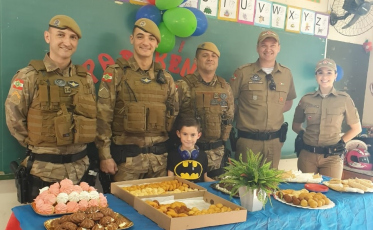 Menino realiza sonho de ter a PM no aniversário