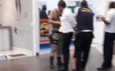 Imagens mostram homem esfaqueando ex-companheira (VÍDEO)