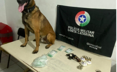 Homem é preso após armazenar cocaína, maconha e arma dentro da casa em Araranguá