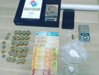 PM apreende jovens vendendo drogas