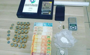 PM apreende jovens vendendo drogas