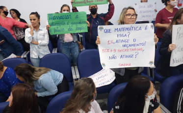 Servidores de Araranguá protestam na Câmara