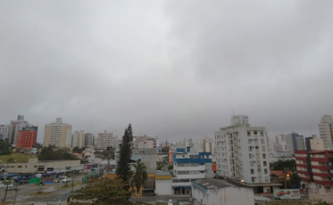 Sexta-feira nublada e com pancadas de chuva