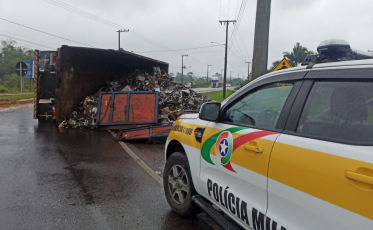 Caminhão tomba na rodovia Jorge Lacerda em Criciúma