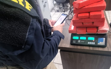 Com dez quilos de maconha na mala de viagem, adolescente é apreendida na BR-101