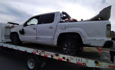 Caminhonete e carreta colidem na BR-101 em Imbituba