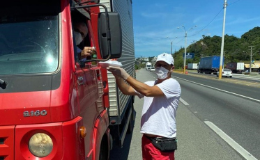 Caminhoneiros ganham almoço na PRF em Itapema