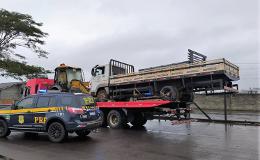 Araranguá: caminhão sendo transportado irregularmente é flagrado na BR-101