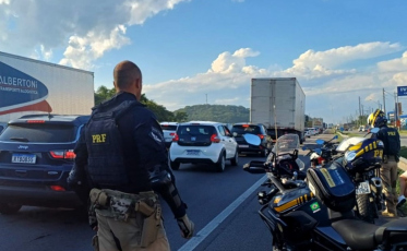 Centenas de veículos são flagrados transitando pelo acostamento em SC
