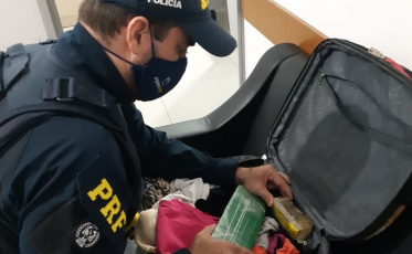 PRF apreende 1,5 quilo de maconha dentro de mala