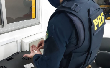 PRF apreende 118 comprimidos de rebite com caminhoneiros