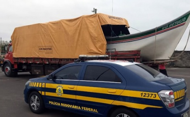 Barco com pescadores é apanhado 