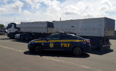 Em Araranguá, PRF flagra excesso de peso em caminhões