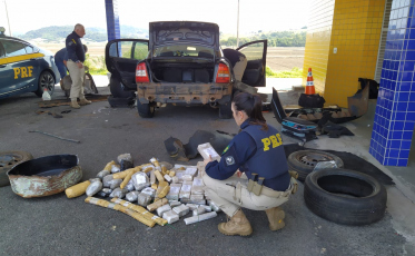 PRF apreende 61 quilos de maconha em carro guinchado
