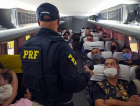 PRF orienta passageiros de ônibus sobre uso de cinto de segurança 