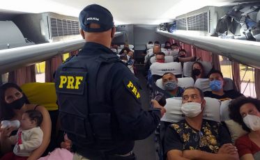 PRF orienta passageiros de ônibus sobre uso de cinto de segurança 