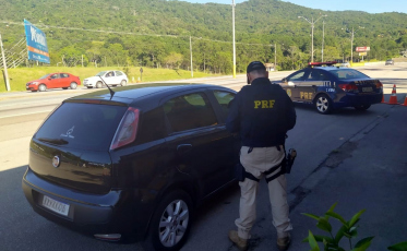 Veículo com registro de furto é recuperado pela PRF na BR-101 em Biguaçu