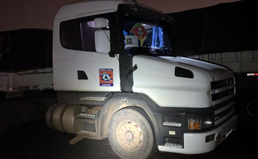 No oeste catarinense, PRF e PMRv apreendem drogas em carreta que levava donativos para o RS