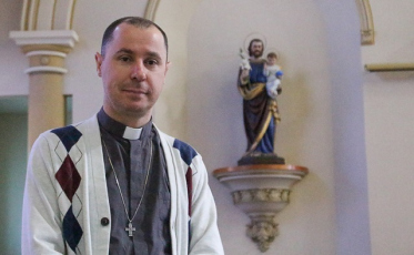 Em clima de despedida, Nomes & Marcas recebe Padre Antônio Júnior