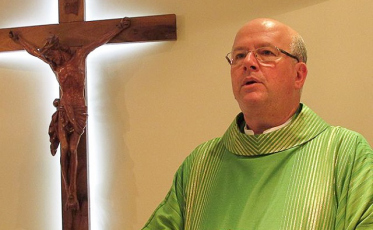 Com afastamento de padre, bispo anuncia transferências