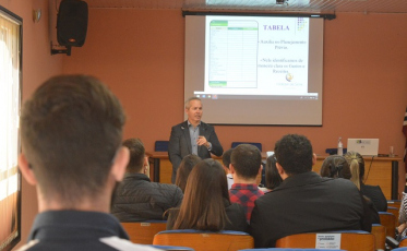 Economista dá dicas sobre finanças pessoais na CDL