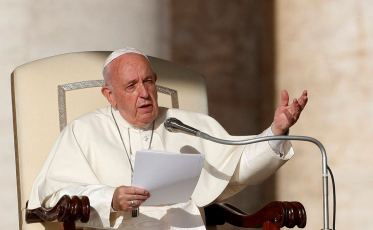 Papa Francisco diz que Igreja está atrasada