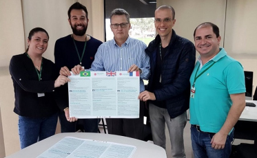 Cartazes facilitam comunicação e beneficiam imigrantes em postos de saúde