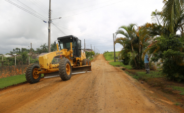 Ruas do bairro Nossa Senhora de Fátima em Içara passam por patrolamento