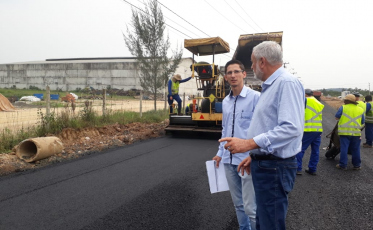 Segunda rua da Área Industrial II recebe pavimentação