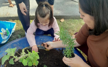 Crianças de Siderópolis plantam canteiros de ervas