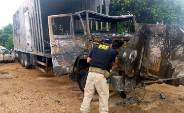 Caminhão queimado no túnel do Morro do Formigão é roubado e circulava clonado