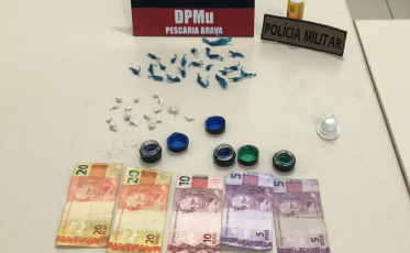 Duas pessoas são presas por tráfico em operação da polícia