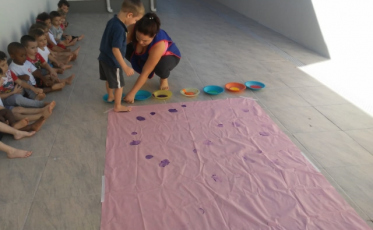 Crianças do CEI Afasc Jairo Luiz Thomazi pintam com os pés