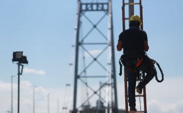 Iluminação funcional é instalada na Ponte Hercílio Luz