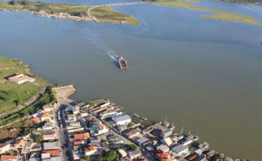 Um passo rumo à ponte e pelo fim da balsa em Laguna